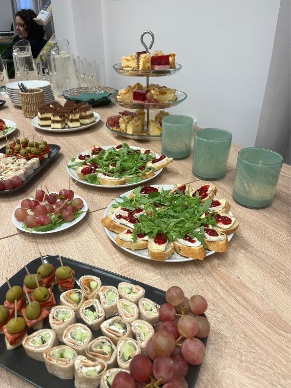 stoły z poczęstunkiem