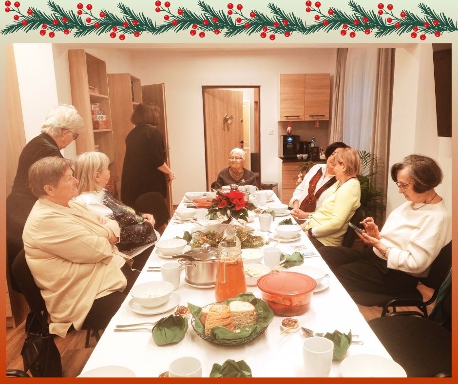 seniorzy przy świątecznym stole