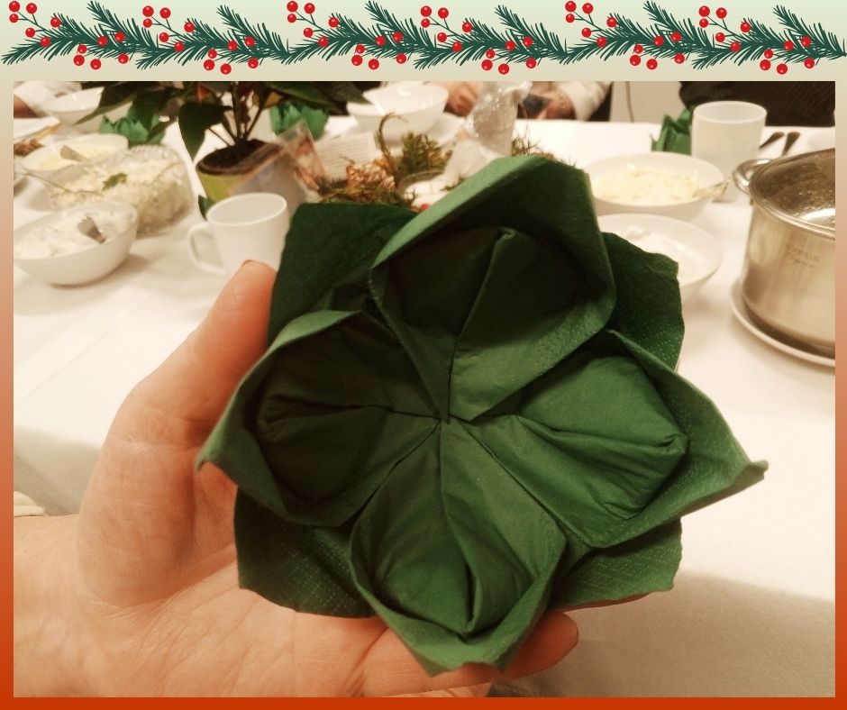 dekoracyjnie złożona serwetka