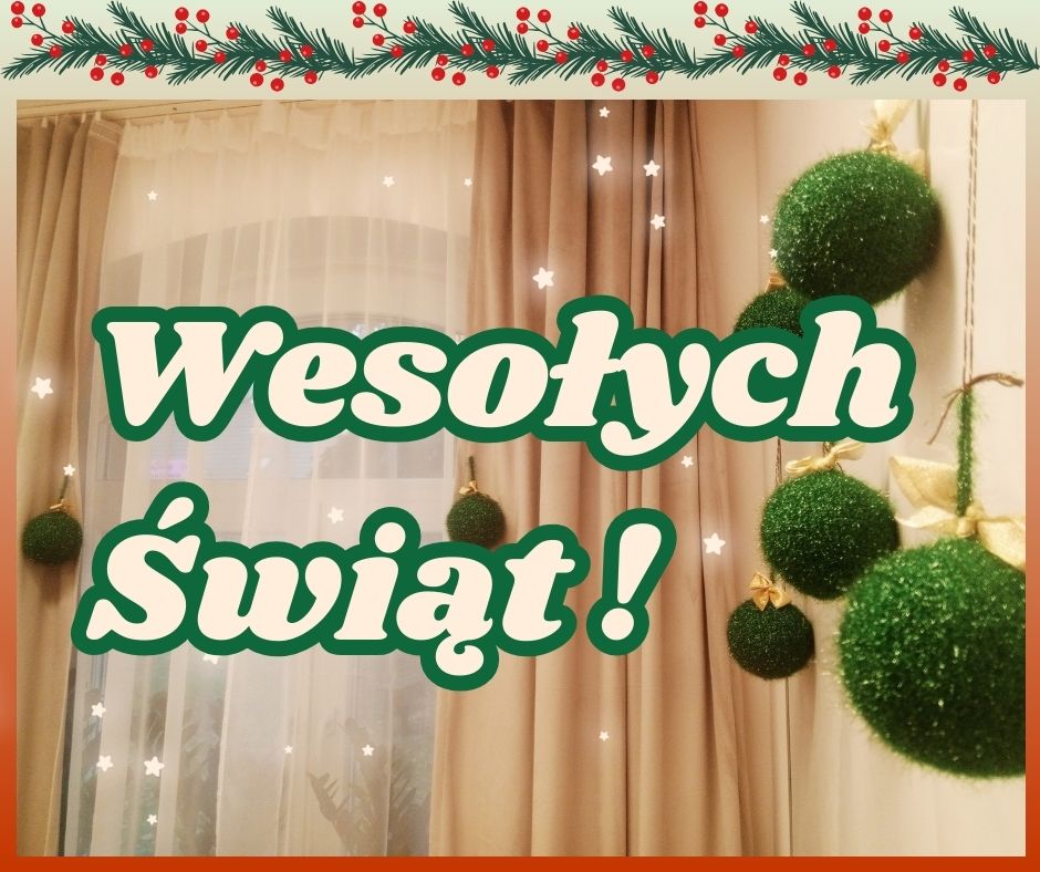 napis "Wesołych Świąt!" na tle udekorowanej sali klubu