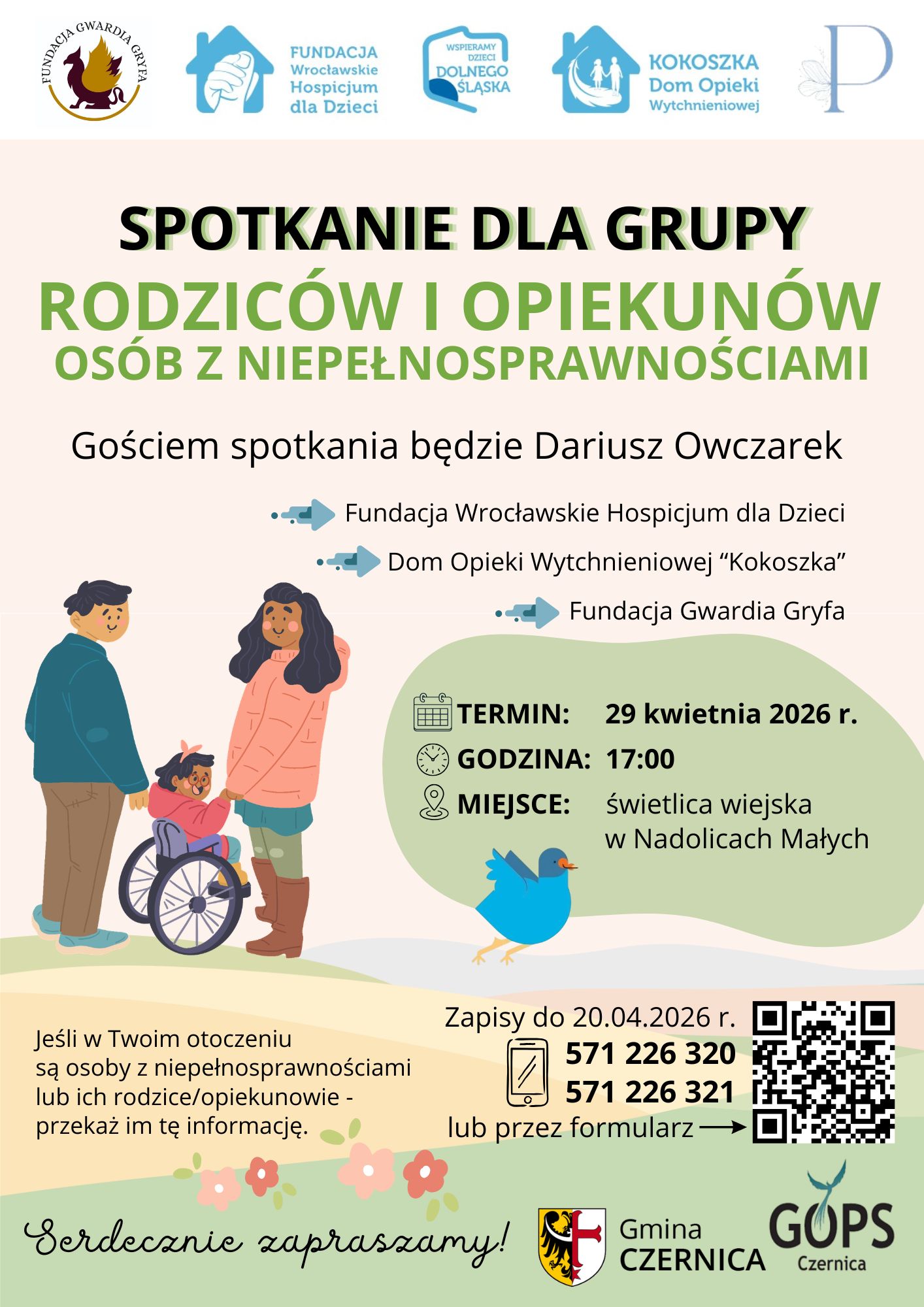 Grafika przedstawia plakat z zaproszeniem na spotkanie. Poza informacjami zawartymi w poście teksty: "Gościem spotkania będzie Dariusz Owczarek - Fundacja Wrocławskie Fundacja "Wrocławskie Hospicjum dla Dzieci", Dom Wytchnieniowy Kokoszka, Fundacja Gwardia Gryfa", "Jeżeli w Twoim otoczeniu są osoby z niepełnosprawnościami lub ich rodzice/opiekunowie - przekaż im tę informację"; logotypy organizatorów i partnerów; kod QR do formularza zgłoszeniowego oraz elementy dekoracyjne, w tym rysunek rodziców z dzieckiem na wózku inwalidzkim, kwiatków i kokoszki.